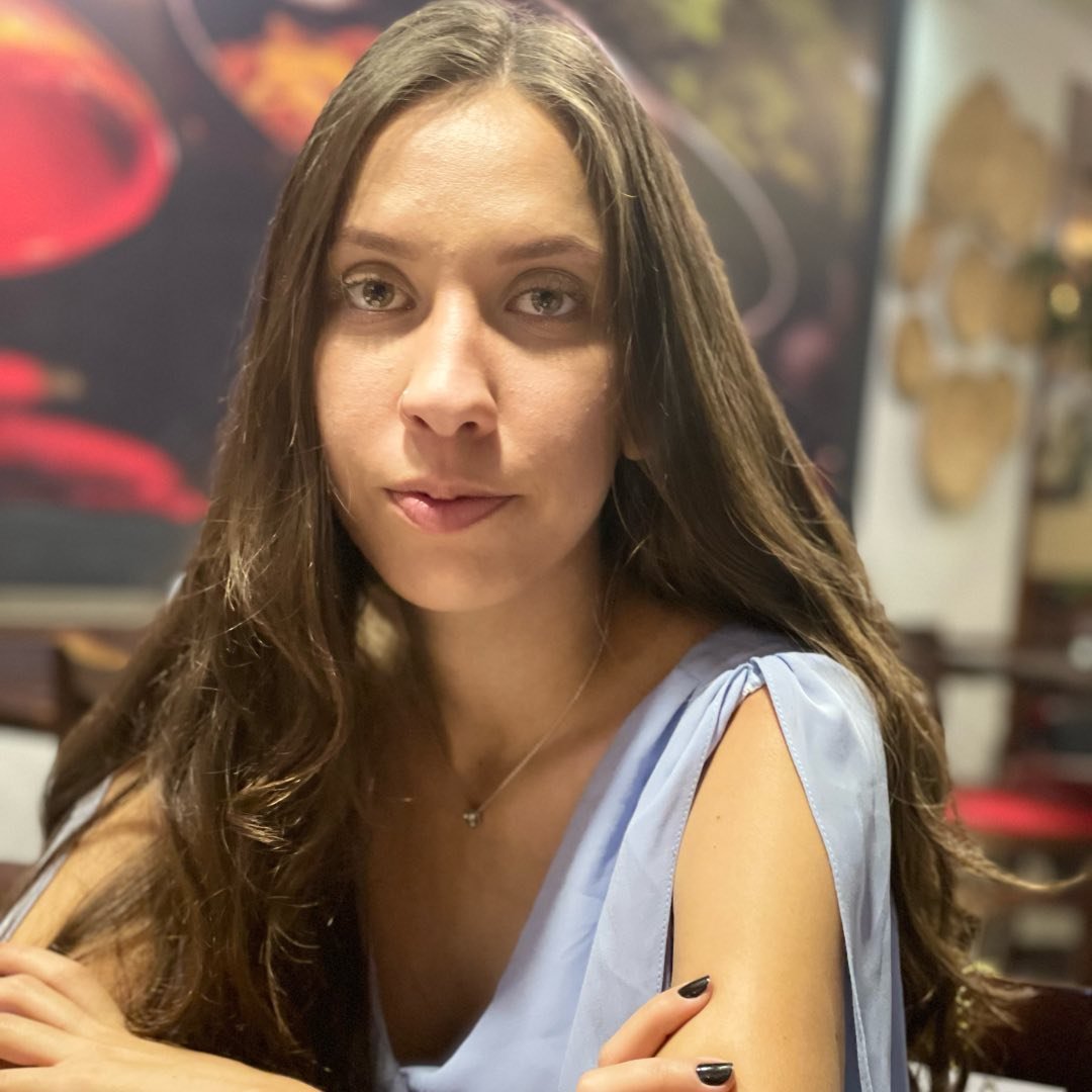 Woman testimonial from Porto Magazine company